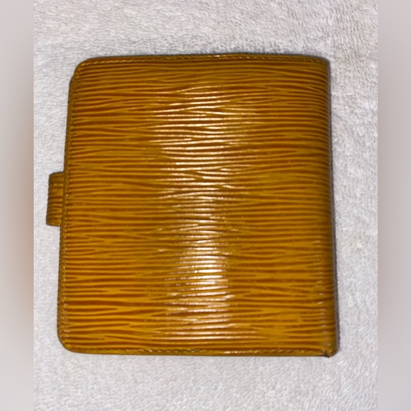 Authentic Louis Vuitton Yellow Epi Snap Wallet - Picture 2 of 13